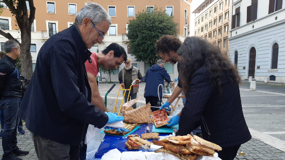 Caffellatte, dolci, pizza e calore umano