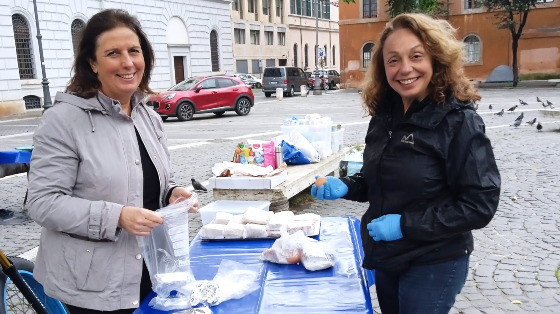 Caffellatte, dolci, pizza e calore umano