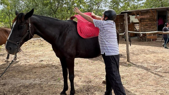 Aiuta gli istruttori di campo con le varie attività di equitazione proposte da Ciampacavallo!